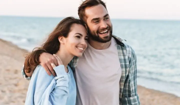 Pärchen spaziert am Strand