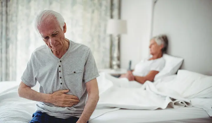 Senior mit Darmproblemen im Alter