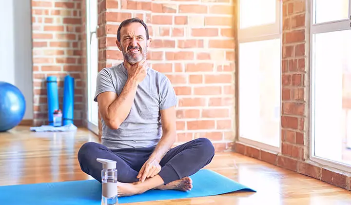 Mann mit Erkältung beim Sport