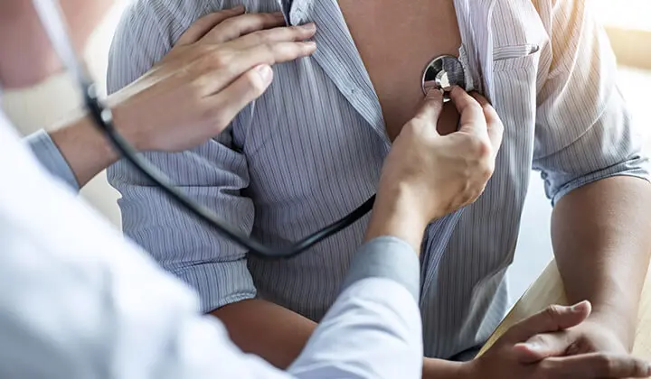 Erkältung geht nicht weg, deshalb zum Arzt 