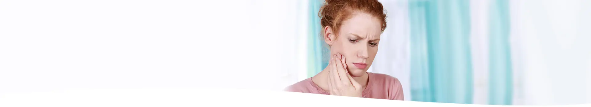 Frau mit Entzündung im Mundraum