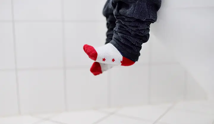 Junge mit Verstopfung